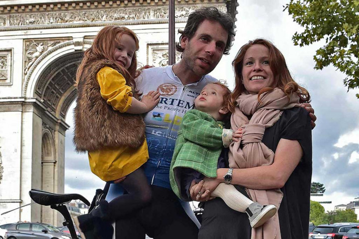 Beaumont berangkat dari Paris pada 2 Juli dan menyeberangi Eropa, Rusia dan Mongolia sebelum tiba di Beijing. Dari sana ia terbang ke Perth, Australia barat kemudian melintasi Selandia Baru sebelum terbang ke Anchorage di Alaska. Perjalanan trans-Amerika-nya berakhir di Halifax di Kanada, dan kemudian naik pesawat ke Lisbon.