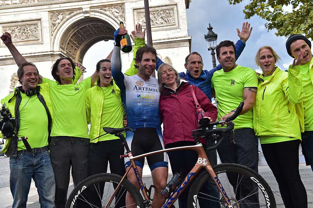 Dia menghabiskan 16 jam sehari di atas sadel sepeda selama 76 hari untuk menempuh jarak 29.000 kilometer (18.000 mil). Beaumont bangun pukul 3.30 setiap hari.