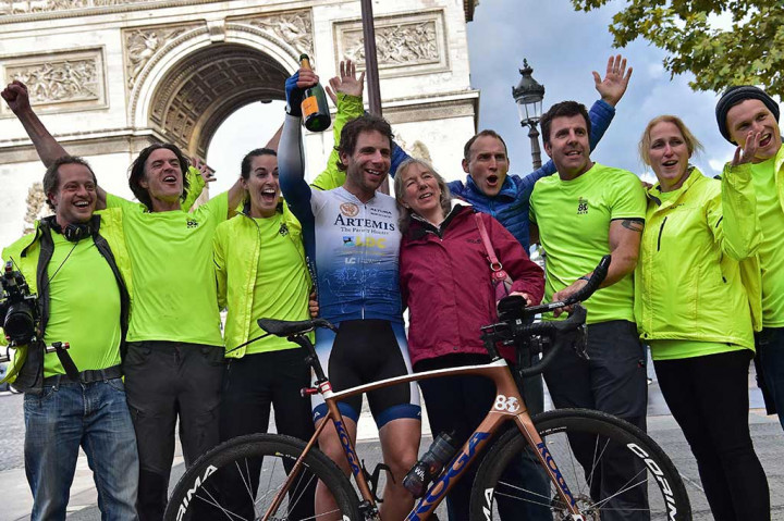 Dia menghabiskan 16 jam sehari di atas sadel sepeda selama 76 hari untuk menempuh jarak 29.000 kilometer (18.000 mil). Beaumont bangun pukul 3.30 setiap hari.