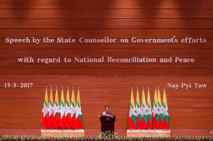 Penasihat Myanmar Aung San Suu Kyi  tampil untuk pertama kalinya di depan publik sejak konflik di Rakhine 25 Agustus lalu, di Naypyidaw, Selasa (18/9/2017). Suu Kyi menyatakan bahwa negaranya tidak takut dengan pengawasan internasional terkait eksodus ratusan ribu etnis Rohingya akibat aksi kekerasan militer Myanmar di Rakhine.