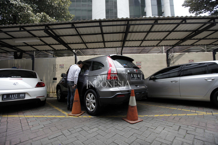 Peminat lelang melihat kondisi salah satu mobil yang akan dilelang oleh KPK ketika diparkir di Gedung KPK lama, Jakarta.