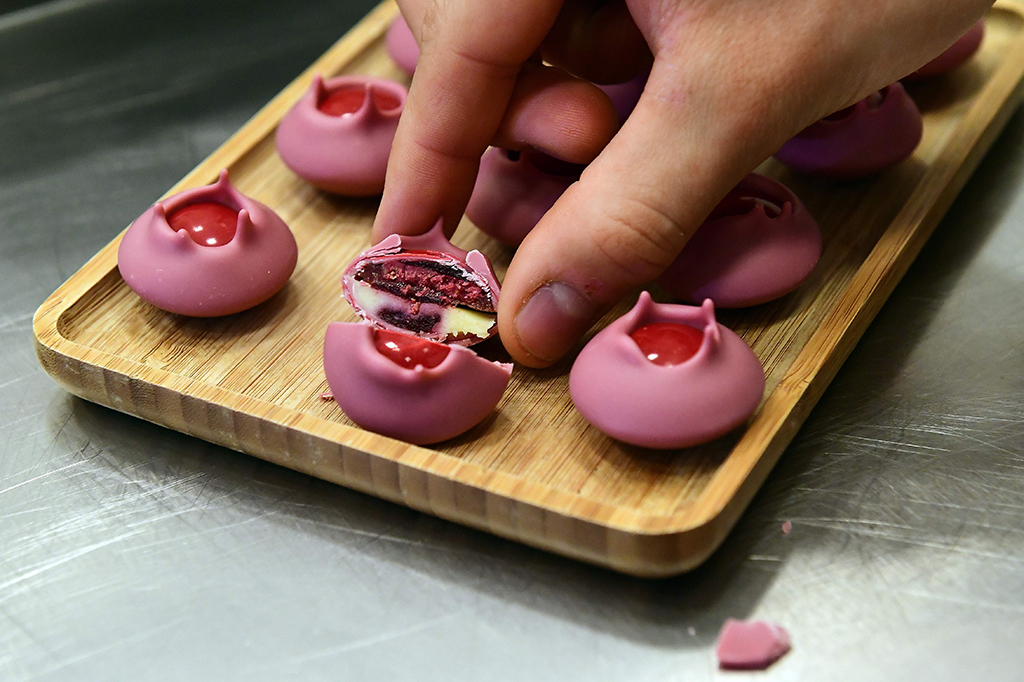 Berbeda dengan pendahulunya dark chocolate yang memiliki rasa manis pahit, lalu cokelat putih dan cokelat susu yang amat manis, ruby chocolate hadir dengan sedikit rasa asam buah berry.