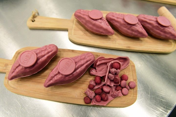 Perusahaan cokelat tersebut ialah Barry Callebaut, dan varian barunya bernama ruby chocolate.