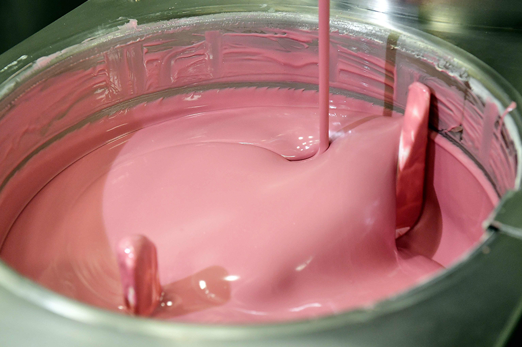 Biji cokelat khusus tersebut diolah dengan teknik alami sehingga menghasilkan rasa berry dan kelezatan asam manis yang pas. Jadi baik rasa dan warnanya berasal dari proses alamiah biji kakao tersebut, tanpa ada tambahan zat di dalamnya.