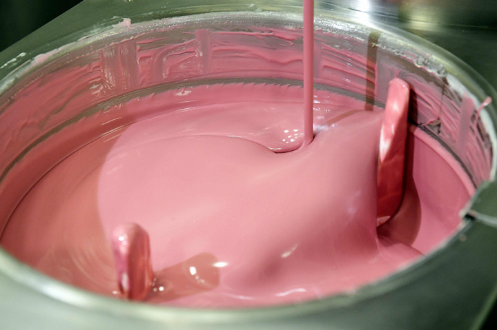 Biji cokelat khusus tersebut diolah dengan teknik alami sehingga menghasilkan rasa berry dan kelezatan asam manis yang pas. Jadi baik rasa dan warnanya berasal dari proses alamiah biji kakao tersebut, tanpa ada tambahan zat di dalamnya.