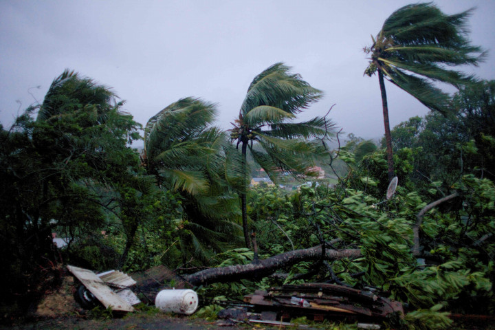 Hujan yang mengiringi Topan Maria menghantam kota Petit-Bourg, Karibia. Angin berkecepatan hampir 300 kilometer per jam menimbulkan kerusakan di wilayah kepulauan yang merupakan koloni Prancis tersebut. AFP Photo/Cedrik-Isham Calvados