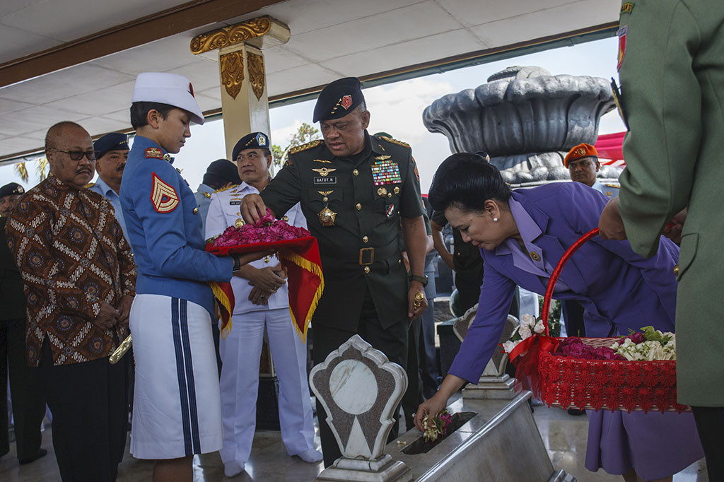 Panglima TNI Jenderal Gatot Nurmantyo dan kepala staf angkatan melakukan ziarah ke makam Panglima Besar Jenderal Soedirman di TMP Kusumanegara Yogyakarta.
