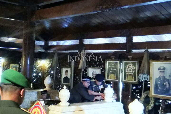 Sebelumnya, Gatot dan rombongan melaksanakan ziarah ke makam mantan Presiden RI Soekarno di Blitar, Jawa Timur, makam Abdurrahman Wahid (Gus Dur) di Jombang, dan Soeharto di Karanganyar, Jawa Tengah.