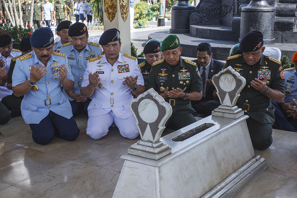 Gatot menyampaikan, Jenderal Sudirman merupakan Panglima TNI pertama dan yang termuda. Sudirman juga dikenal seorang panglima yang sederhana dan sangat dekat dengan para prajurit.
