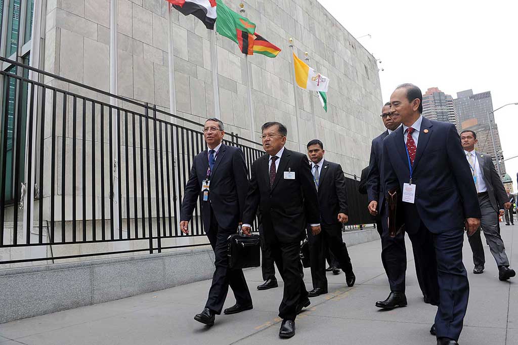 Wapres Jusuf Kalla berjalan kaki menuju markas Perserikatan Bangsa-bangsa (PBB) di New York, Amerika Serikat (AS), Senin (18/9/2017) waktu AS.
