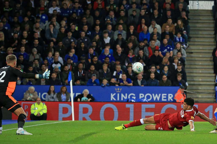 Tampil menekan sejak awal laga, Liverpool berpeluang mencetak gol,  namun sepakan Dominic Solanke masih melambung dan tidak menemui sasaran.