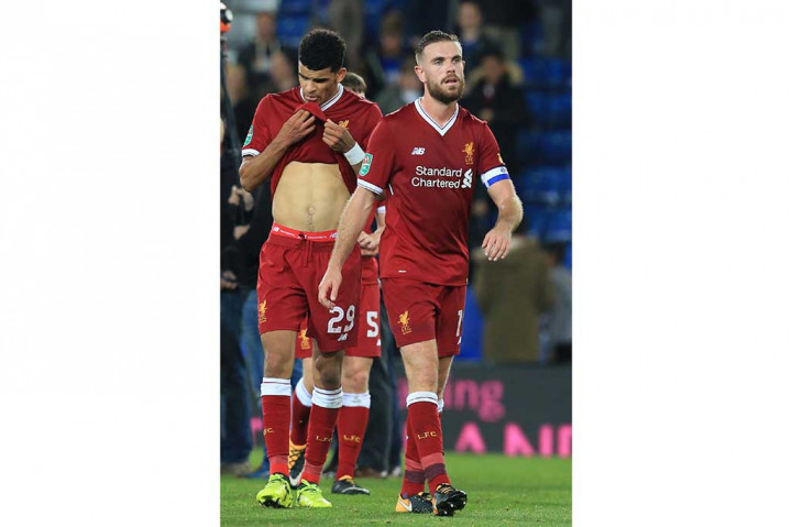 Para pemain Liverpool tertunduk lesu saat meninggalkan lapangan ketika laga usai.