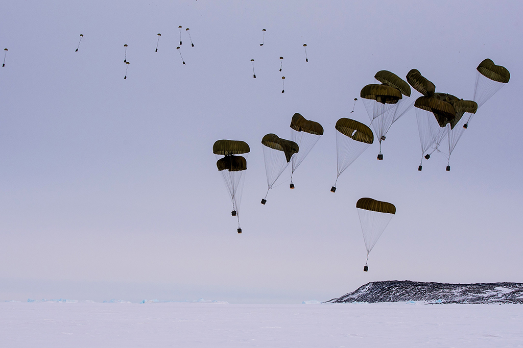 Stasiun penelitian Antartika yang terisolasi sekarang dapat menerima pasokan sepanjang tahun berkat Royal Australian Air Force.