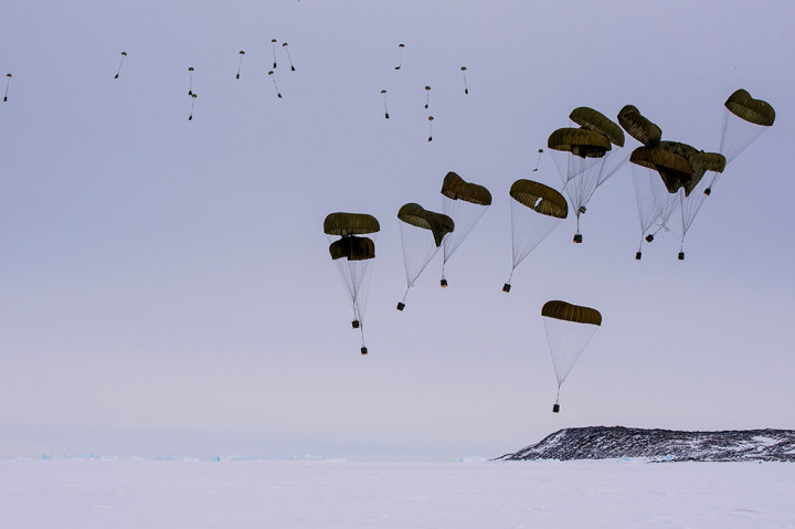 Stasiun penelitian Antartika yang terisolasi sekarang dapat menerima pasokan sepanjang tahun berkat Royal Australian Air Force.