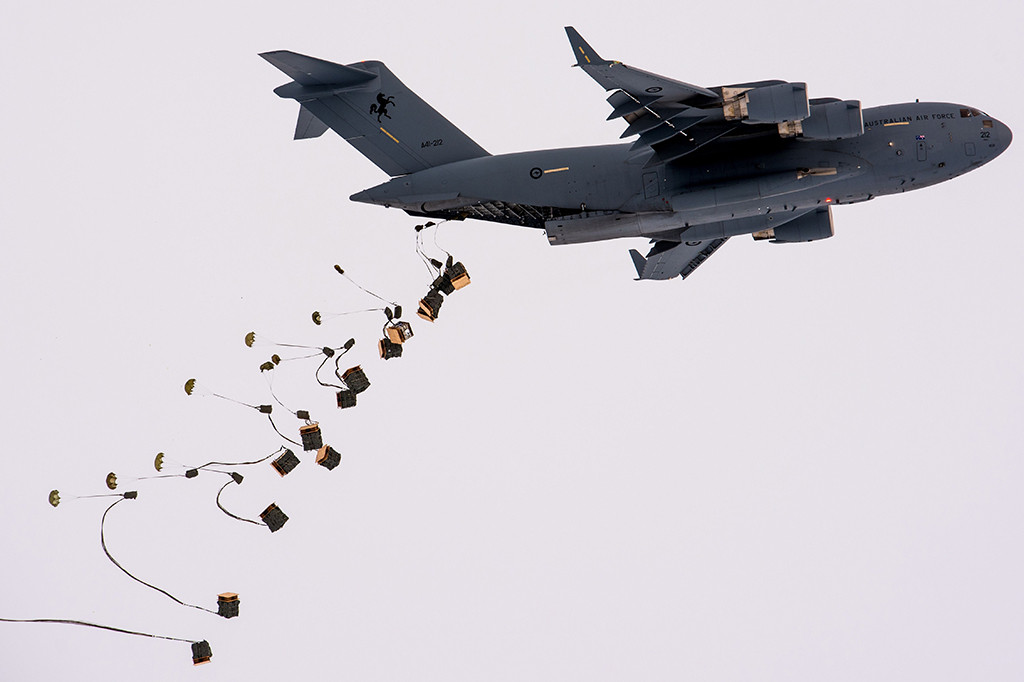 Pesawat A C-17A Globemaster III menjatuhkan persediaan logistik di stasiun tersebut. Ini merupakan pasokan logistik pertama yang dikirim melalui udara.