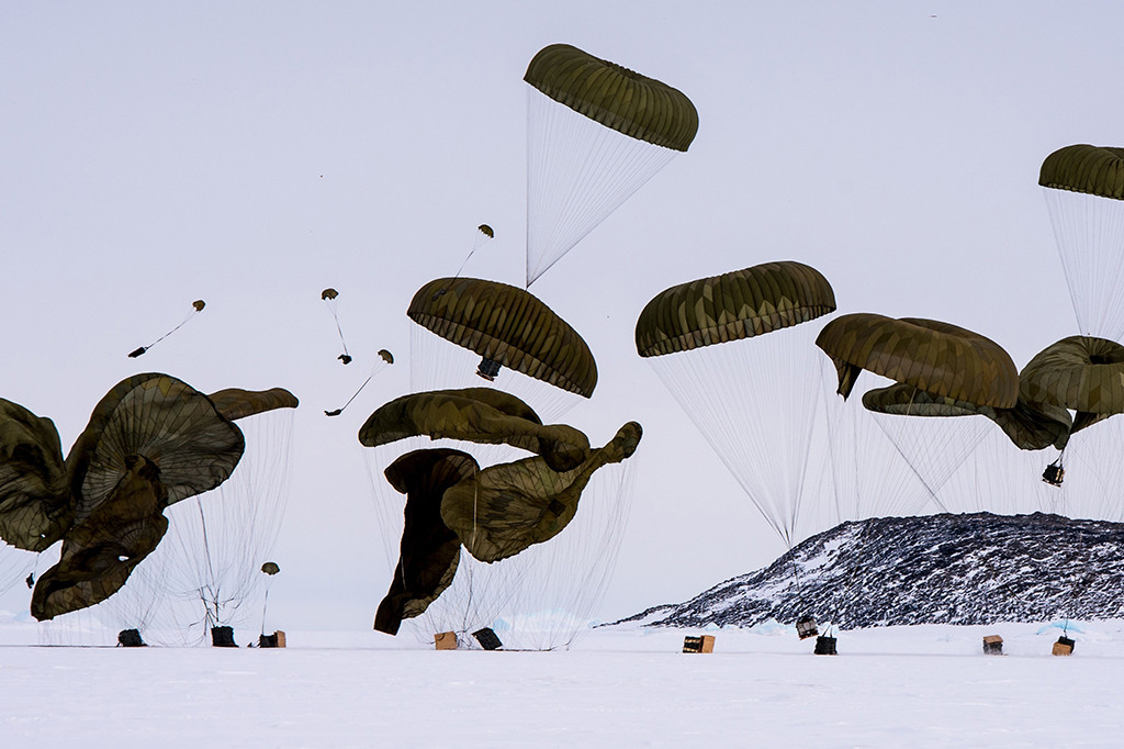 Sebelumnya, stasiun Davis, yang terletak 4.700km barat daya Perth, hanya bisa dicapai dari Australia dengan kapal antara bulan Oktober dan April, sebuah perjalanan yang memakan waktu 12 sampai 14 hari.
