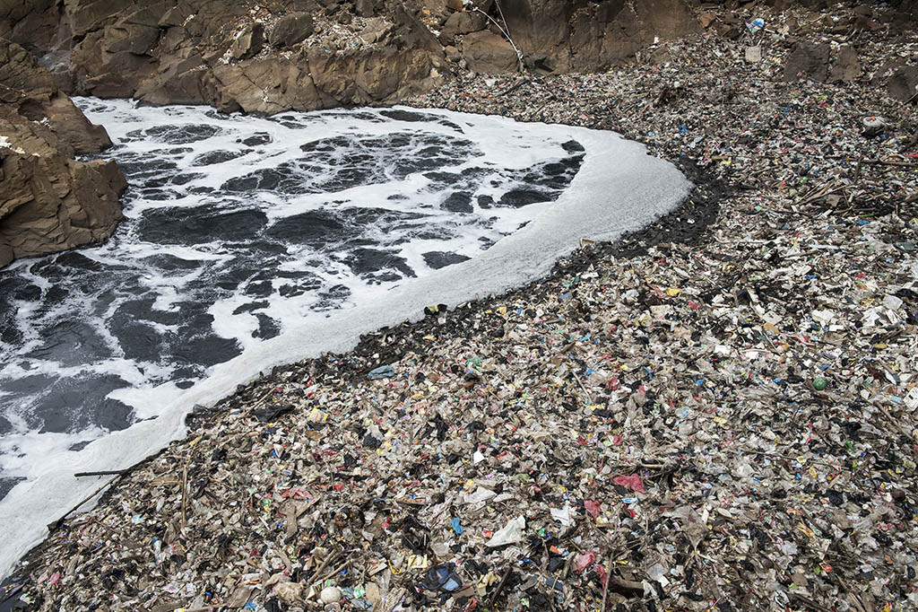 Pemerintah Provinsi Jawa Barat mencatat sebanyak 370 perusahaan di Bandung Raya ikut berkontribusi mencemari Sungai Citarum.

