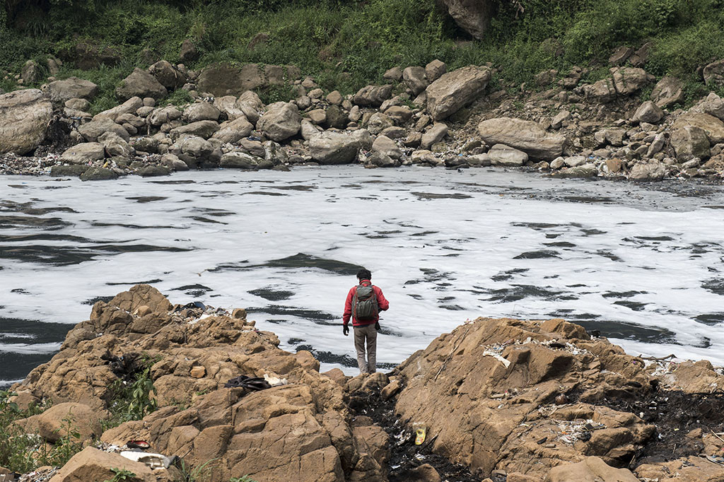 Terlihat buih busa limbah pabrik di aliran sungai Citarum, Kutawaringin, Kabupaten Bandung, Jawa Barat.