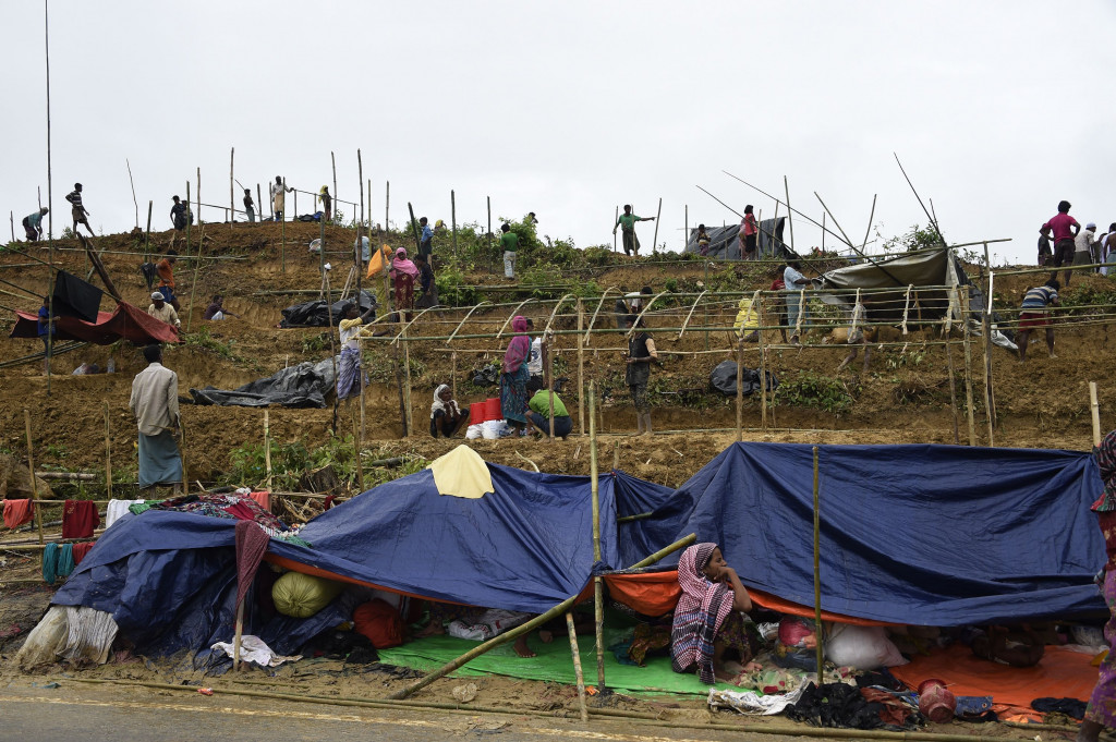Pengungsian yang baru sedang dibangun di tempat lebih tinggi. Hujan lebat masih diperkirakan masih akan mengguyur Bhangladesh hingga beberapa hari ke depan.