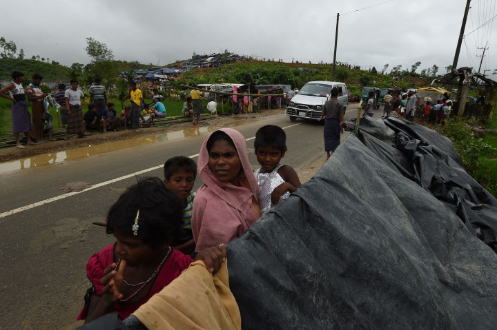 Pengungsi anak-anak, wanita dan lanjut usia dipindahkan ke badan jalan yang tidak terendam banjir. Sedangkan kaum pria mendirikan tenda pengungsian baru.