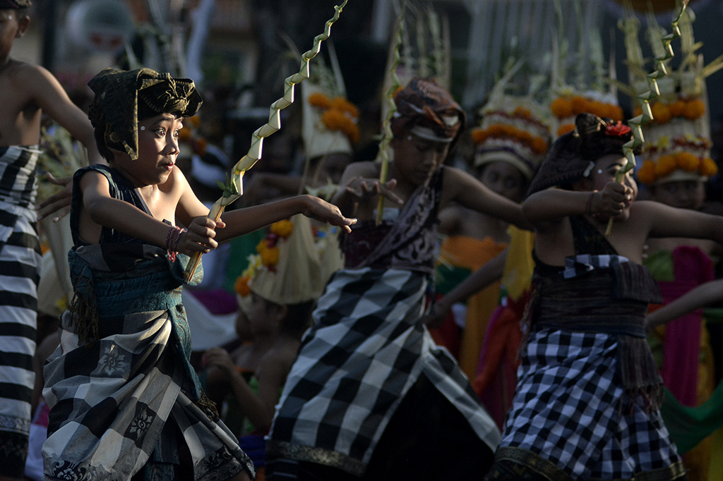 Ratusan seniman mengikuti parade seni budaya Mahabandana Prasadha di Denpasar, Bali.
