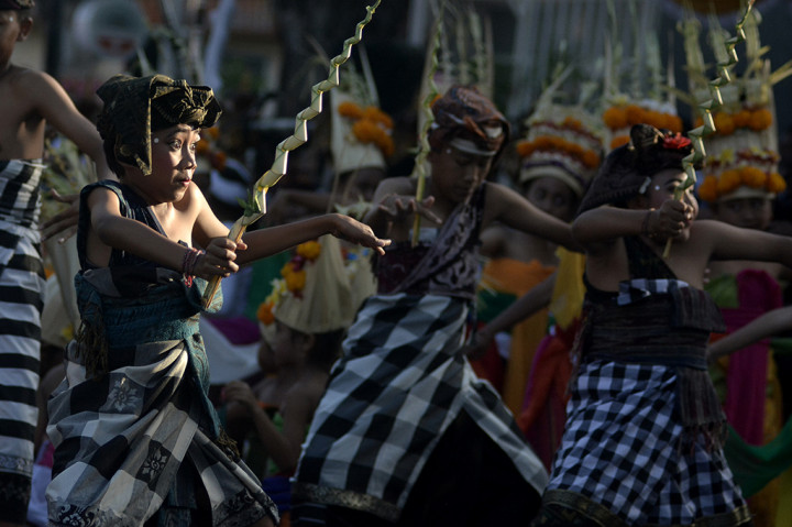 Ratusan seniman mengikuti parade seni budaya Mahabandana Prasadha di Denpasar, Bali.
