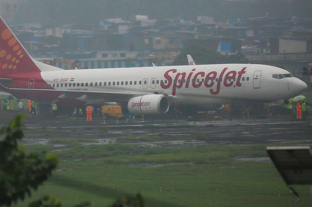Jarak pandang yang rendah, angin kencang dan kondisi landasan yang licin mengakibatkan sebuah penerbangan Spice Jet tergelincir melewati landasan pacu ketika mendarat pada Selasa (19/9/2017) malam.