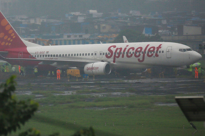 Jarak pandang yang rendah, angin kencang dan kondisi landasan yang licin mengakibatkan sebuah penerbangan Spice Jet tergelincir melewati landasan pacu ketika mendarat pada Selasa (19/9/2017) malam.