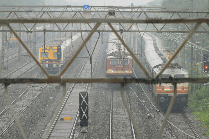 Hujan deras juga memicu banjir di beberapa area dan memaksa ditangguhkannya layanan kereta api setempat. 