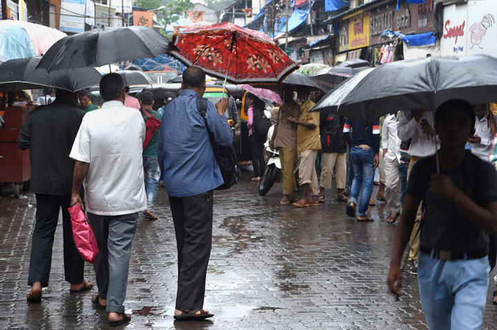 Sekolah-sekolah dan kampus-kampus setempat juga terpaksa ditutup karena hujan terus mengguyur tanpa henti sejak Selasa (19/9) malam. 