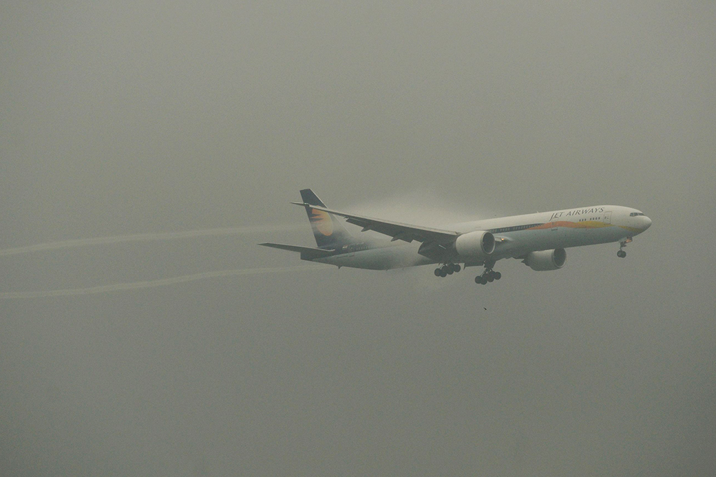 Hujan lebat melanda Mumbai sejak beberapa hari terakhir menyebabkan gangguan signifikan terhadap kegiatan di bandara tersibuk kedua di negara itu.