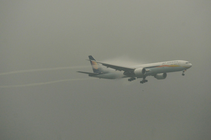 Hujan lebat melanda Mumbai sejak beberapa hari terakhir menyebabkan gangguan signifikan terhadap kegiatan di bandara tersibuk kedua di negara itu.