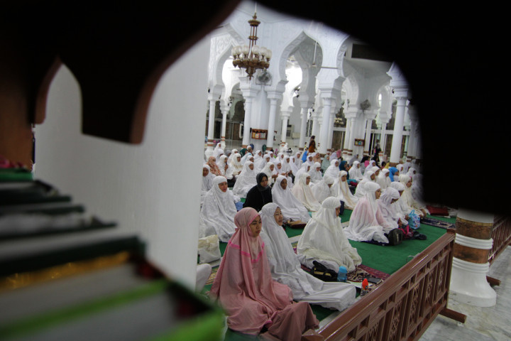 Sejumlah umat muslim mengikuti tausyiah dan doa bersama pada peringatan Tahun Baru Islam di Masjid Raya Baiturrahman, Banda Aceh, Rabu (20/9/2017). Peringatan Tahun Baru Islam 1 Muharram 1439 H di Aceh mengangkat tema syariat Islam sebagai pondasi membentuk pribadi bermental tangguh, berkarakter dan bertamadun.