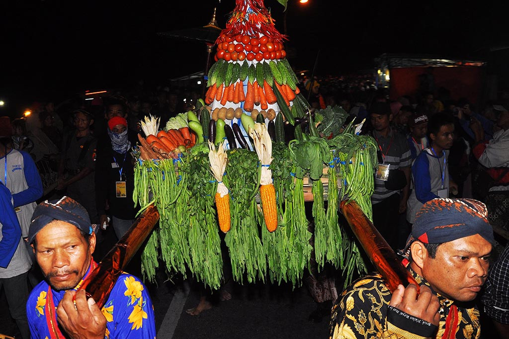 Warga mengusung Gunungan Palawija menuju Sendang Sidukun saat berlangsung tradisi malam Satu Suro di Traji, Parakan, Temanggung, Jawa Tengah, Rabu (20/9/2017).