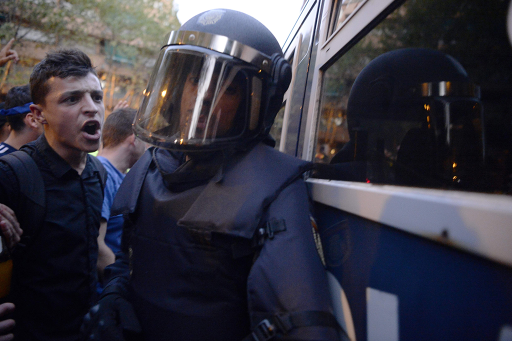 Mereka melakukan unjuk rasa melakukan protes atas penangkapan dan penggerebekan yang dilakukan polisi nasional Spanyol.
