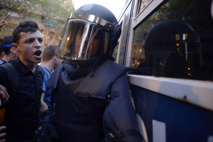 Mereka melakukan unjuk rasa melakukan protes atas penangkapan dan penggerebekan yang dilakukan polisi nasional Spanyol.
