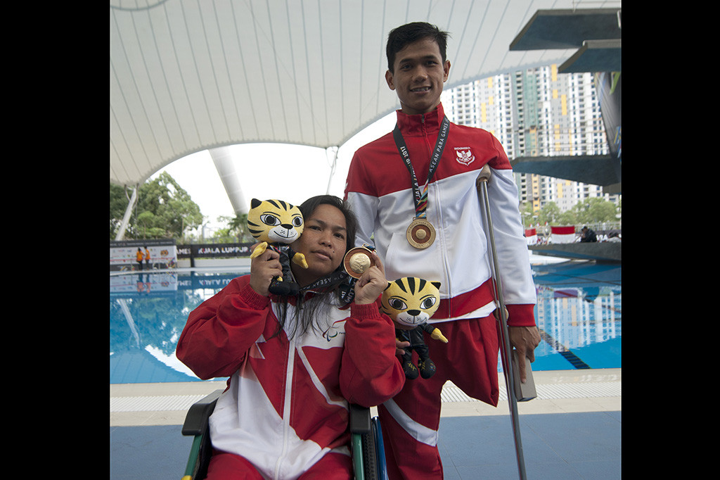Dua diantaranya yang meraih medali emas adalah Gusmalayanti  dan Muhammad Bejita. Gusmalayanti meraih medali emas kategori S8 (01:42,27) sedangkan Muhammad Bejita pada kategori S14 (01:42,07).