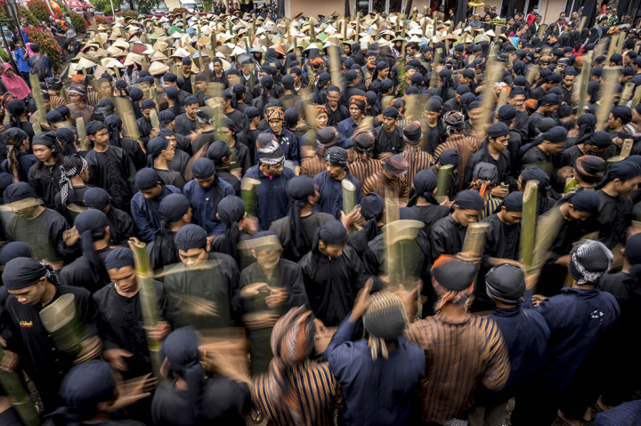 Sebanyak 777 warga melakukan ritual pengambilan air dari sumber mata air Sikopyah dalam Festival Gunung Slamet 2017, sebagai bentuk doa warga agar terhindar dari bencana kekeringan dan paceklik.