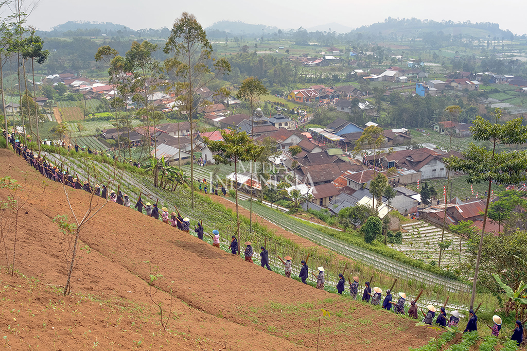 Warga Desa Serang, Kecamatan Karangreja, Purbalingga, Jawa Tengah mengikuti prosesi ruwatan mata air Sikopyah yang berada di lereng timur Gunung Slamet.