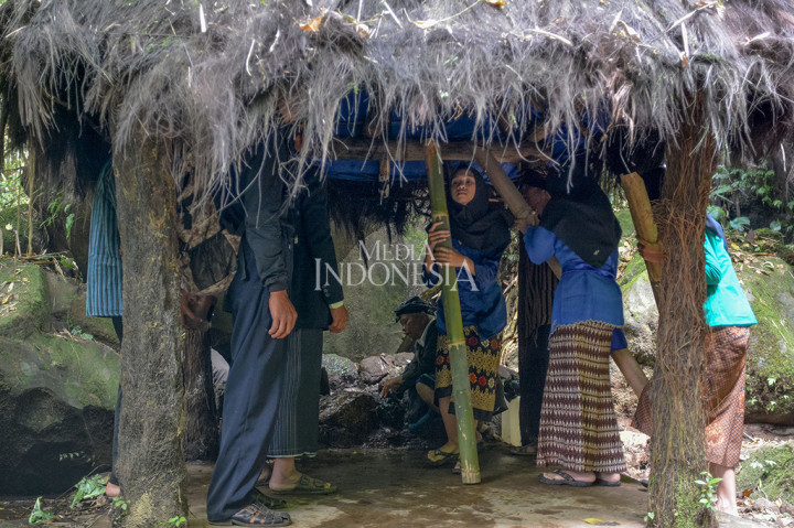Warga mengambil air dari mata air Sikopyah dengan membawa lodong atau bambu tempat air. Selain acara pelestarian budaya tersebut. Masih banyak lagi rangkaian acara di Festival Gunung Slamet 2017 ini.