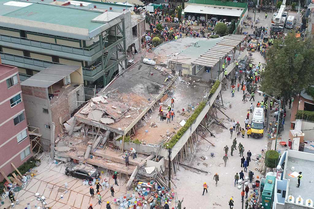 Pencarian yang paling menyedihkan adalah di sebuah sekolah di selatan Kota Meksiko, dimana 21 anak sekolah dan 5 orang desasa tewas tertimpa reruntuhan. Masih banyak anak yang dinyatakan hilang.