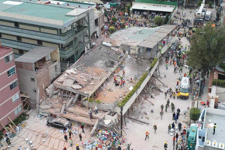 Pencarian yang paling menyedihkan adalah di sebuah sekolah di selatan Kota Meksiko, dimana 21 anak sekolah dan 5 orang desasa tewas tertimpa reruntuhan. Masih banyak anak yang dinyatakan hilang.