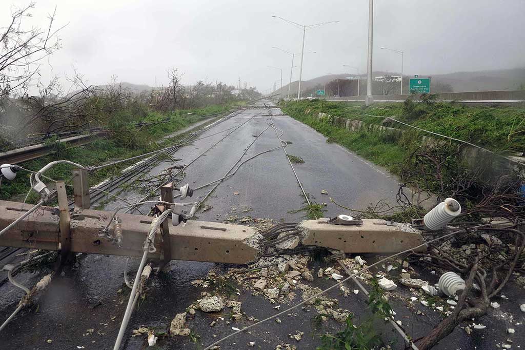 Badai juga mengakibatkan aliran listrik terputus, sehingga menimbulkan kegelapan di negara tersebut.