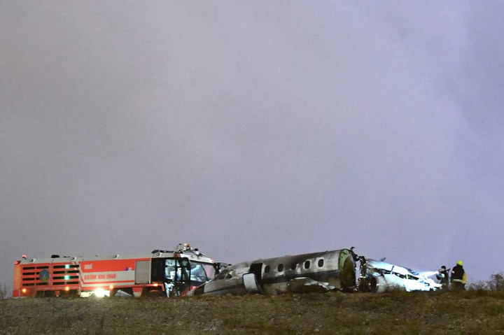 Petugas pemadam kebakaran berusaha memadamkan pesawat pribadi yang terbakar setelah mendarat darurat di Bandara Ataturk, Istanbul, Turki, Kamis (21/9/2017) waktu setempat.