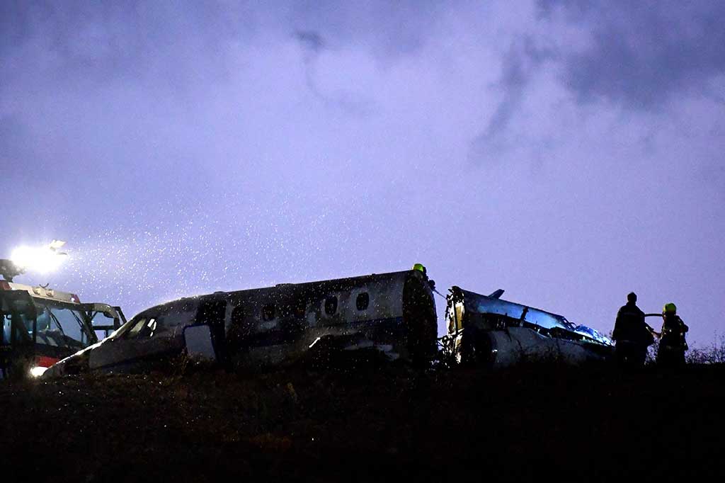 Pesawat tersebut sebelumnya lepas landas dari bandara menuju Siprus utara, namun segera mendeteksi adanya kerusakan teknis dan memutuskan untuk kembali. Dua pilot, pramugari dan satu penumpang bisa keluar dari pesawat dengan selamat dan hanya menderita luka ringan.