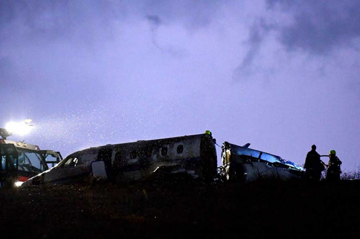 Pesawat tersebut sebelumnya lepas landas dari bandara menuju Siprus utara, namun segera mendeteksi adanya kerusakan teknis dan memutuskan untuk kembali. Dua pilot, pramugari dan satu penumpang bisa keluar dari pesawat dengan selamat dan hanya menderita luka ringan.