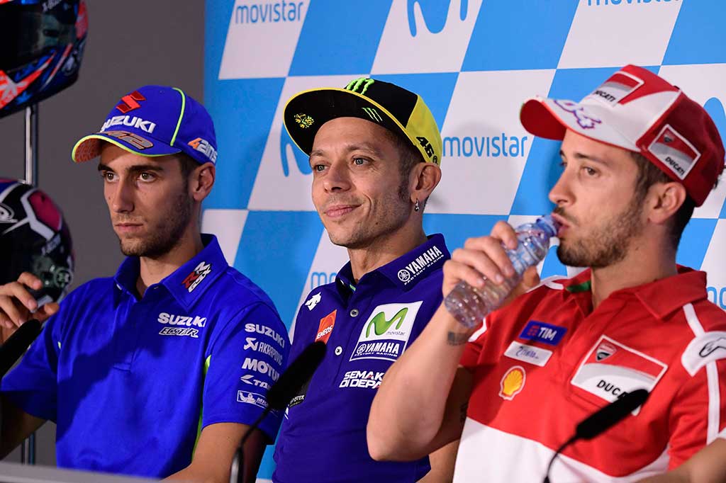Pembalap MotoGP Yamaha Movistar Valentino Rossi (tengah), bersama pembalap Ducati Andrea Dovizioso dan pembalap tim Suzuki Ecstar Alex Rins hadir pada konferensi pers menjelang Moto Grand Prix Aragon di Sirkuit Motorland, Alcaniz, Kamis (21/9/2017) waktu setempat.