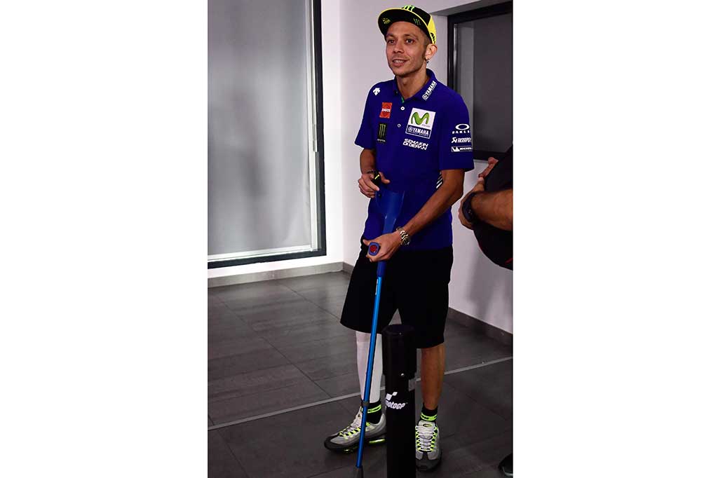 Rossi, yang masih berjalan dengan menggunakan kruk, akan ambil bagian pada latihan Jumat (22/9/2017) untuk menguji kebugarannya menjelang balapan Minggu (24/9/2017).