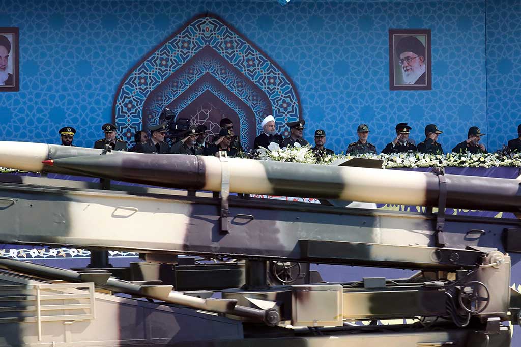 Sebuah rudal jarak menengah Iran Zelzal lewat di depan Presiden Hassan Rouhani selama parade militer tahunan. 