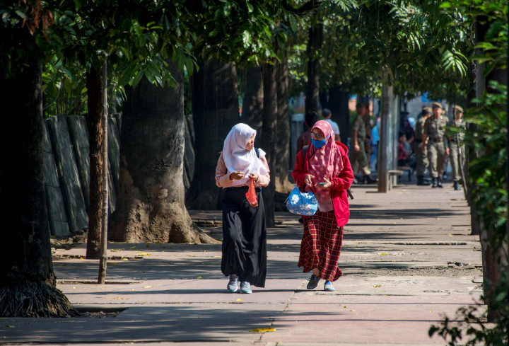 Keberadaan pohon di sepanjang Jl MH Thamrin hingga Blok M membuat trotoar lebih nyaman dan manusiawi dilalui.